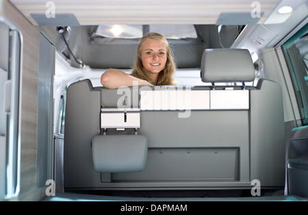 Eine junge Frau posiert in einem Volkswagen T5-Wohnwagen auf dem Caravan Salon 2011-Kongress für Wohnmobile und Wohnwagen in Düsseldorf, 26. August 2011. Der Caravan Salon ist eine wichtige Konvention für Wohnmobile, Wohnwagen und camping. Foto: Canan Sevil Stockfoto