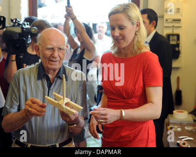 Bettina Wulff, Frau des Bundespräsidenten, hat Horst Bertuleit, wohnhaft im Haus von der Bremen Home Foundation (Heimstiftung), zeigen sie einen kleinen Shop in Bremen, Deutschland, 26. August 2011. Die Senior nutzt den Shop mit Kindern vom angeschlossenen Montessori Kindergarten arbeiten. Home-Stiftung Haus in Bremen ist Heimat der Menschen verschiedener Generationen. Foto: Ingo Wagne Stockfoto