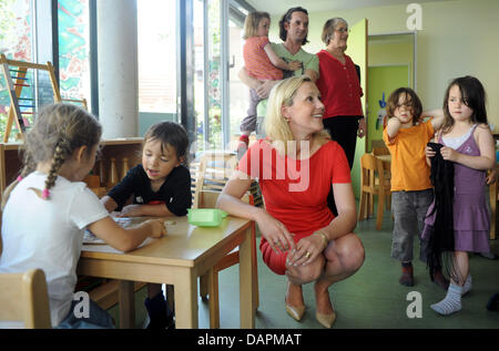 Bettina Wulff (M), Frau des Bundespräsidenten besucht einen Montessori-Kindergarten der Bremen nach Hause Foundation (Heimstiftung) in Bremen, Germany, 26. August 2011. Home-Stiftung Haus in Bremen ist Heimat der Menschen verschiedener Generationen. Foto: Ingo Wagner Stockfoto