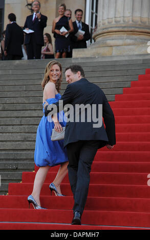 Prinz Georg Friedrich von Preußen und Prinzessin Sophie von Isenburg kommen für das Benefiz-Konzert im Konzerthaus (Konzertsaal) in Berlin, Deutschland, 26. August 2011. Das Konzert der Prinzessin Kira von Preußen Stiftung findet anlässlich der kirchlichen Trauung des Paares in Potsdam am 27. August 2011. Foto: Britta Pedersen Stockfoto