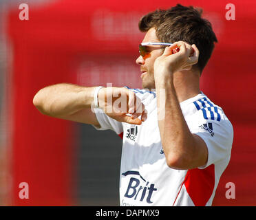 London, UK. 17. Juli 2013. James Anderson während der englischen Nationalmannschaft net und Trainingseinheit vor der 2. Testspiel auf Lords Cricket Ground am 17. Juli 2013 in London, England. Bildnachweis: Mitchell Gunn/ESPA/Alamy Live-Nachrichten Stockfoto