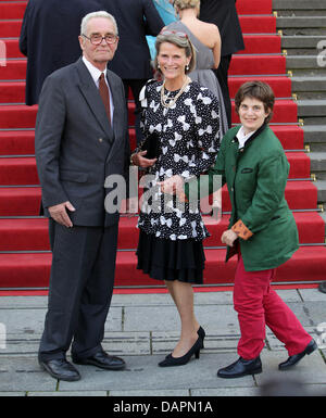 Donata, Duchess of Oldenburg (C), ihre Tochter Prinzessin Cornelie-Cecilie von Preußen und ihr zweiter Ehemann Friedrich August, Herzog von Oldenburg (L) kommen für ein Benefiz-Konzert im Konzerthaus in Berlin, Deutschland, 26. August 2011. Das Konzert für die Prinzessin Kira von Preußen Stiftung fand anlässlich der Hochzeit von Georg Friedrich Prinz von Preussen, Sophie, Prinzessin Stockfoto