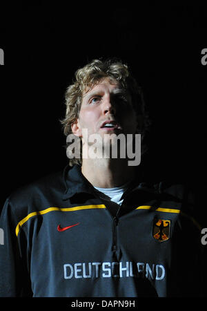 Dirk Nowitzki Deutschlands singt die Nationalhymne vor der internationale Basketball-match zwischen Deutschland und Mazedonien in der Olympiahalle in München, 26. August 2011. Deutschland gewann mit 70:68. Foto: Andreas Gebert Stockfoto