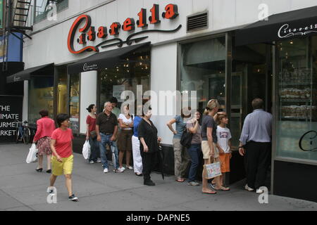 Bildet sich eine Linie vor Citarella Supermarkt am Broadway in New York, USA, 27. August 2011. New York rüstet sich für Hurrikan "Irene": Sandsäcke, mit Brettern vernagelt Windows, leerstehende Geschäfte voll Notunterkünfte. Bürgermeister Bloomberg hat auch verhängt eine Ausgangssperre für Samstag Abend - ein Novum für die Stadt, die niemals schläft. Foto: Daniel Schnettler Stockfoto