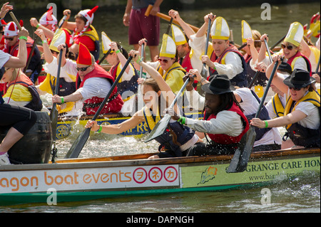 Ein Faschings-Charity-Event. Die 2013 "Help for Heroes" Charity Drachenboot-Rennen organisiert vom Rotary Club in York. Stockfoto