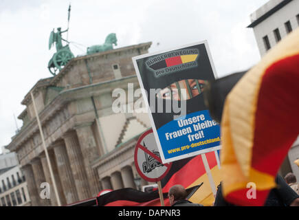 Ein Marsch von der rechtsextremen Partei "Pro Deutschland" ("Pro Deutschland") bewegt sich durch Berlin, Deutschland, 28. August 2011. Zur gleichen Zeit rund 100 Gegendemonstranten für einen Protest zusammengestellt. Am 18. September 2011 wird "Pro Deutschland" seine erstmalige laufen bei der Wahl des Berliner Parlaments haben. Foto: Jörg Carstensen Stockfoto