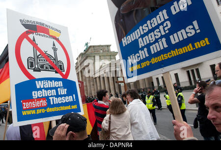 Ein Marsch von der rechtsextremen Partei "Pro Deutschland" ("Pro Deutschland") bewegt sich durch Berlin, Deutschland, 28. August 2011. Zur gleichen Zeit rund 100 Gegendemonstranten für einen Protest zusammengestellt. Am 18. September 2011 wird "Pro Deutschland" seine erstmalige laufen bei der Wahl des Berliner Parlaments haben. Foto: Jörg Carstensen Stockfoto