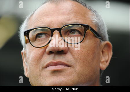 Wolfsburgs Trainer Felix Magath an der Seitenlinie während der Fußball-Bundesliga steht Spiel SC Freiburg gegen VfL Wolfsburg im Badenova-Stadion in Freiburg, Deutschland, 27. August 2011. Freiburg gewann 3:0. Foto: Patrick Seeger Dpa/lsw Stockfoto