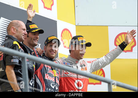 Adrian Newey (L - R), leitender technischer Direktor von Red Bull, Zweitplatzierter australischen Formel 1-Pilot Mark Webber von Red Bull, seinem Team Mate Gewinner deutschen Sebastian Vettel und dritte platzierte Briten Jenson Button McLaren Mercedes feiern auf dem Podium nach dem Formel 1 Grand Prix von Belgien auf der Rennstrecke Circuit de Spa-Francorchamps in der Nähe von Spa, Belgien, 28. August 2011. P Stockfoto