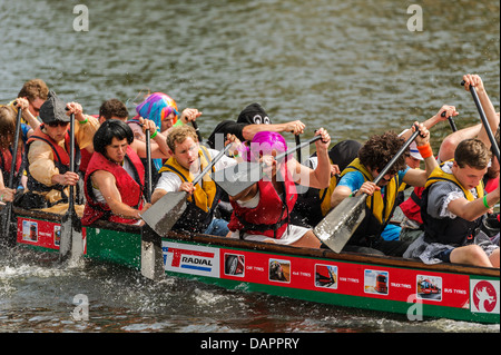 Die 2013 "Help for Heroes" Charity Drachenboot-Rennen organisiert vom Rotary Club in York.  Ein Kostüm Charity Event Crew-team Stockfoto