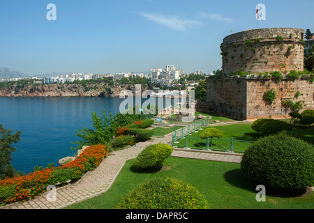 Türkei, Antalya, Altstadt, Hidirlik Kulesi, der aus dem 2. Jahrhundert nach Chr. stammende Turm diente wahrscheinlich ankommenden Schiffen als Orienti Stockfoto