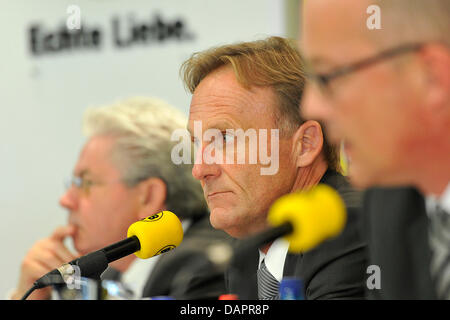 Borussia Dortmund Hans-Joachim Watzke (C) besucht die Bilanz-Pressekonferenz des Geschäftsjahres 2010/11 in Dortmund, Deutschland, 29. August 2011. Foto: Marius Becker Stockfoto