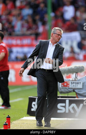 Münchens Trainer Jupp Heynckes in der Bundesliga Bünde Kopf match zwischen FC Kaiserslautern und Bayern München im Fritz-Walter-Stadion in Kaiserslautern, Deutschland, 27. August 2011. Foto: THOMAS FREY Stockfoto