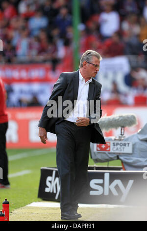 Münchens Trainer Jupp Heynckes in der Bundesliga Bünde Kopf match zwischen FC Kaiserslautern und Bayern München im Fritz-Walter-Stadion in Kaiserslautern, Deutschland, 27. August 2011. Foto: THOMAS FREY Stockfoto