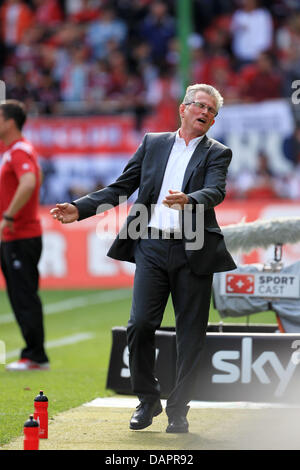 Münchens Trainer Jupp Heynckes in der Bundesliga Bünde Kopf match zwischen FC Kaiserslautern und Bayern München im Fritz-Walter-Stadion in Kaiserslautern, Deutschland, 27. August 2011. Foto: THOMAS FREY Stockfoto