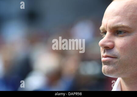 Münchens Sportdirektor Christian Nerlinger sieht man vor der deutschen Bundesliga-Spiel zwischen FC Kaiserslautern und Bayern München im Fritz-Walter-Stadion in Kaiserslautern, Deutschland, 27. August 2011. Foto: THOMAS FREY Stockfoto