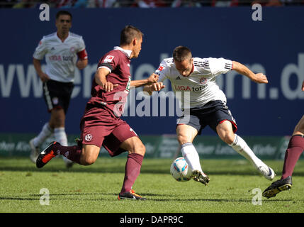 Münchner Franck Ribery (R) wetteifert um den Ball mit Kaiserslautern Clemens Walch in der deutschen Bundesliga-Spiel zwischen FC Kaiserslautern und Bayern München im Fritz-Walter-Stadion in Kaiserslautern, Deutschland, 27. August 2011. Foto: Roland Holschneider Stockfoto