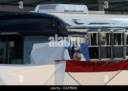 Datei - ein Archiv Bild vom 2. März 2011 zeigt einen militärischen Bus der US-Armee vor Terminal 2 am Flughafen in Frankfurt/Main, Deutschland abgedeckt. Ein Mann aus dem Kosovo den Bus von US-Soldaten angegriffen und zwei Männer getötet und schwer verletzt andere zwei. Der verdächtige Arid Uka, angeklagt des Mordes, hat sich an das Oberlandesgericht in Frankfurt/Main auf 31 Augus Testversion Stockfoto