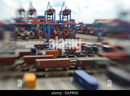 Datei - eine Archiv Bild datiert 19. Juli 2011 LKW wird beladen mit Containern am Container Terminal Altenwerder der Hafen- und Logistikwirtschaft zeigt Unternehmen HHLA in Hamburg, Deutschland (im Bild mit speziellen Objektiv Lensbaby). Laut der deutschen Industrie- und Handelskammertag (DIHK) ist der deutsche Außenhandel auf Rekordergebnis trotz der sich verschlechternden wirtschaftlichen outlo Stockfoto