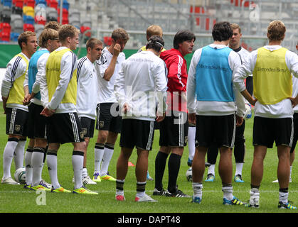 Deutscher Fußball-Trainer Joachim Loew (4. bis R) spricht mit seinem Team während einer Übung in Esprit Arena in Düsseldorf, 30. August 2011. Am 02 Septmber 2011 spielt Deutschland Österreich in einem EM-Qualifikationsspiel in Gelsenkirchen. Foto: Roland Weihrauch Stockfoto