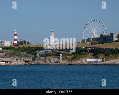 Plymouth Hacke Bereich mit Smeatons Tower Leuchtturm und Plymouth Eye Riesenrad gesehen aus dem Mount Batten Wellenbrecher, UK 2013 Stockfoto