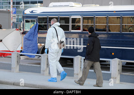 (Dpa-Datei) - ein Datei-Bild datiert 2. März 2011 der Offiziere zu Fuß Vergangenheit ein US Army military Bus am Terminal 2 des Flughafens in Farnkfurt am Main, Deutschland. Ein Mann aus dem Kosovo hatte den Bus angegriffen, zwei US-Soldaten getötet und verletzt andere zwei. 31. August 2011 wird der 21 Jahre alte Kosovo mit Mord und Mordversuch an das höhere regionale Gericht Frankfurt belastet. Foto Stockfoto