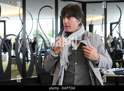 Deutscher Fußball-Trainer Joachim Loew trägt der deutschen Fußball-Bundes (DFB) neu offiziell Sponosored Strenesse Outfit in Düsseldorf, 30. August 2011. Am 02 Septmber 2011 spielt Deutschland Österreich in einem EM-Qualifikationsspiel in Gelsenkirchen. Foto: MARKUS GILLIAR DFB (Achtung!) Für nur zur redaktionellen Verwendung!) Stockfoto