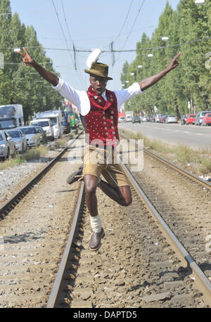 Model Papis Loveday aus dem Senegal trägt Angermaier Tracht in München, 31. August 2011. Loveday ist der selbsternannte "Botschafter des guten Geschmacks' und wird in der traditionellen Angermaier Tracht Nacht am 1. September 2011 zu Gast sein. Foto: Felix Hoerhager Stockfoto