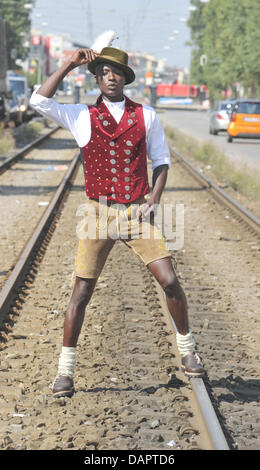 Model Papis Loveday aus dem Senegal trägt Angermaier Tracht in München, 31. August 2011. Loveday ist der selbsternannte "Botschafter des guten Geschmacks' und wird in der traditionellen Angermaier Tracht Nacht am 1. September 2011 zu Gast sein. Foto: Felix Hoerhager Stockfoto