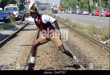 Model Papis Loveday aus dem Senegal trägt Angermaier Tracht in München, 31. August 2011. Loveday ist der selbsternannte "Botschafter des guten Geschmacks' und wird in der traditionellen Angermaier Tracht Nacht am 1. September 2011 zu Gast sein. Foto: Felix Hoerhager Stockfoto