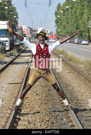 Model Papis Loveday aus dem Senegal trägt Angermaier Tracht in München, 31. August 2011. Loveday ist der selbsternannte "Botschafter des guten Geschmacks' und wird in der traditionellen Angermaier Tracht Nacht am 1. September 2011 zu Gast sein. Foto: Felix Hoerhager Stockfoto