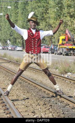 Model Papis Loveday aus dem Senegal trägt Angermaier Tracht in München, 31. August 2011. Loveday ist der selbsternannte "Botschafter des guten Geschmacks' und wird in der traditionellen Angermaier Tracht Nacht am 1. September 2011 zu Gast sein. Foto: Felix Hoerhager Stockfoto