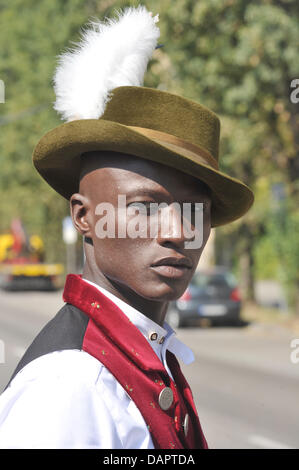 Model Papis Loveday aus dem Senegal trägt Angermaier Tracht in München, 31. August 2011. Loveday ist der selbsternannte "Botschafter des guten Geschmacks' und wird in der traditionellen Angermaier Tracht Nacht am 1. September 2011 zu Gast sein. Foto: Felix Hoerhager Stockfoto