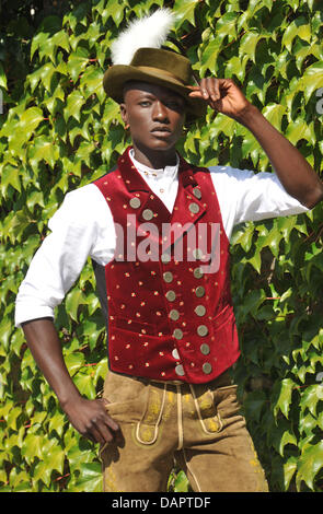 Model Papis Loveday aus dem Senegal trägt Angermaier Tracht in München, 31. August 2011. Loveday ist der selbsternannte "Botschafter des guten Geschmacks' und wird in der traditionellen Angermaier Tracht Nacht am 1. September 2011 zu Gast sein. Foto: Felix Hoerhager Stockfoto