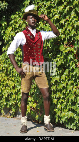 Model Papis Loveday aus dem Senegal trägt Angermaier Tracht in München, 31. August 2011. Loveday ist der selbsternannte "Botschafter des guten Geschmacks' und wird in der traditionellen Angermaier Tracht Nacht am 1. September 2011 zu Gast sein. Foto: Felix Hoerhager Stockfoto