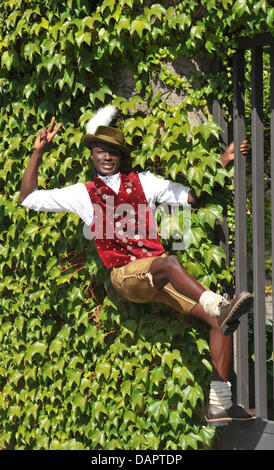 Model Papis Loveday aus dem Senegal trägt Angermaier Tracht in München, 31. August 2011. Loveday ist der selbsternannte "Botschafter des guten Geschmacks' und wird in der traditionellen Angermaier Tracht Nacht am 1. September 2011 zu Gast sein. Foto: Felix Hoerhager Stockfoto