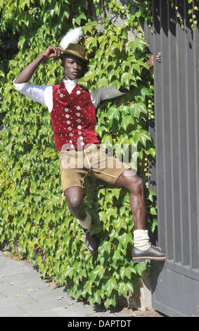 Model Papis Loveday aus dem Senegal trägt Angermaier Tracht in München, 31. August 2011. Loveday ist der selbsternannte "Botschafter des guten Geschmacks' und wird in der traditionellen Angermaier Tracht Nacht am 1. September 2011 zu Gast sein. Foto: Felix Hoerhager Stockfoto