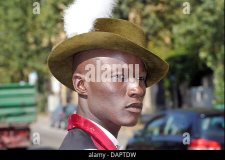 Model Papis Loveday aus dem Senegal trägt Angermaier Tracht in München, 31. August 2011. Loveday ist der selbsternannte "Botschafter des guten Geschmacks' und wird in der traditionellen Angermaier Tracht Nacht am 1. September 2011 zu Gast sein. Foto: Felix Hoerhager Stockfoto