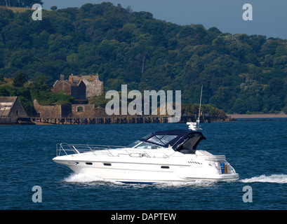 Motorboot-Position heraus zum Meer vorbei an Drakes Insel an der Mündung der Plym, Plymouth, UK 2013 Stockfoto