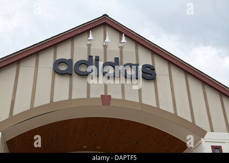 Abgebildet ist ein Adidas-Shop bei der Siedlern Green Outlet Village in North Conway, New Hampshire Stockfoto