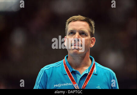 Kiel Trainer Alfred Gislason Gesten während der Handball Super Cup zwischen HSV Hamburg und THW Kiel in der Olympiahalle in München, 30. August 2011 übereinstimmen. Kiel gewann 24-23. Foto: Andreas Gebert Stockfoto