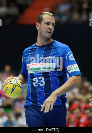 Hamburgs Pascal Hens spielt den Ball während des Handball-Super Cup-Spiels zwischen HSV Hamburg und THW Kiel in der Olympiahalle in München, 30. August 2011. Kiel gewann 24-23. Foto: Andreas Gebert Stockfoto