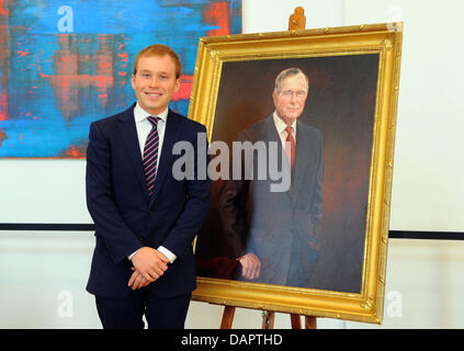 Pierce Bush (L), steht der Enkel von George Bush neben der ehrenamtlichen Cititen Porträt des ehemaligen US-Präsidenten George H. W. Bush im Festsaal des Abgeordnetenhauses (House Of Representatives) in Berlin, Deutschland, 31. August 2011. Das Porträt wurde im Rahmen eines feierlichen Empfangs vorgestellt. Foto: JENS KALAENE Stockfoto