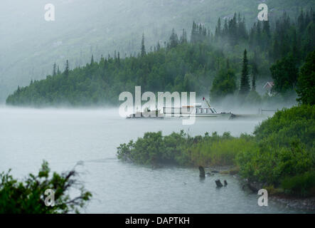 Nebel steigt aus einem eiskalten See-Svartisvatnet, das von schmelzenden Gletscher gespeist wird Wasser in der Nähe der norwegischen Stadt Mo ich Rana, Norwegen, 18. Juli 2011. Saltfjell Svartisen Nationalpark umfasst eine sehr abwechslungsreiche und kontrastreichen Landschaft aus Fjord Bereiche zu fruchtbaren Hochtäler und Kalkstein-Höhlen, der größte Gletscher in Nordskandinavien, der Svartisen. Foto: Patrick Ple Stockfoto