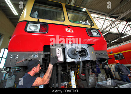 Ein Mechaniker arbeitet im Berliner s-Bahnen Zug in Wittenberge, Deutschland, 30. August 2011. In insgesamt 80 Züge von 485 Serie Betrieb unternommen werden durch eine Überarbeitung der Waggons wurden zwanzig dieser Züge außer Betrieb seit Jahren. Neben Körper Renovierungen die Autos erhalten eine Neugestaltung des Interieurs und Fit für den Betrieb bis zum Jahr 2017 erfolgen. Foto: Jens Stockfoto