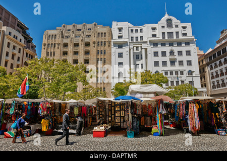 Marktstände mit Kunsthandwerk und Souvenirs am Greenmarket Square, Cape Town, Western Cape, Südafrika Stockfoto