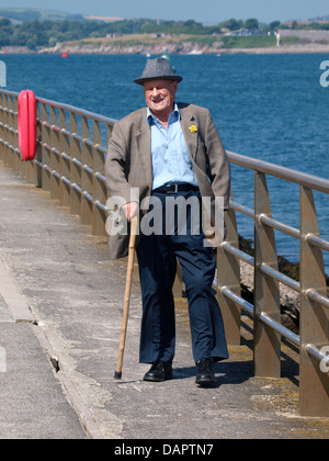 Sehr alter Mann mit Spazierstock, UK 2013 Stockfoto