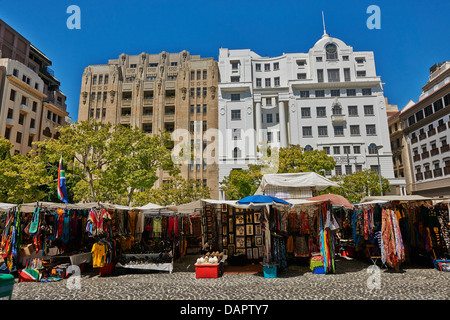 Marktstände mit Kunsthandwerk und Souvenirs am Greenmarket Square, Cape Town, Western Cape, Südafrika Stockfoto