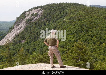 Marc Martin Blicke genießt die Aussicht von der Spitze der Kathedrale Ledge in North Conway, New Hampshire Stockfoto