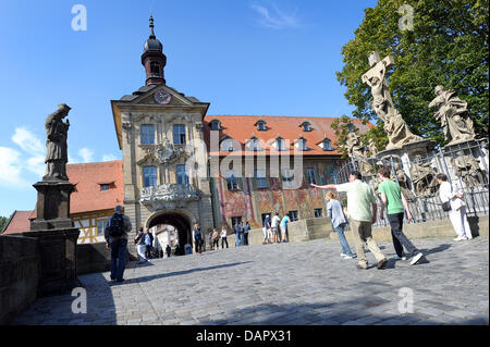 Die Menschen gehen vorbei an das alte Rathaus in Bamberg, Deutschland, 1. September 2011. Seit 1993 hat gut erhaltene historische Altstadt Bambergs als UNESCO Weltkulturerbe gelistet. Foto: David Ebener Stockfoto